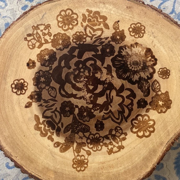Studio California unique floral design wooden trivet. - Picture 2 of 6
